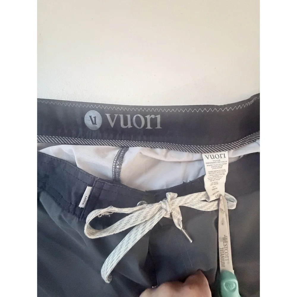 Vuori Cruise Boardshorts Men's 38 Gray Black Red Stripe 4-Way Stretch Swim